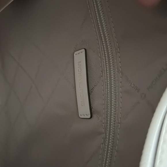 MICHAEL KORS TOTE - Picture 8 of 9